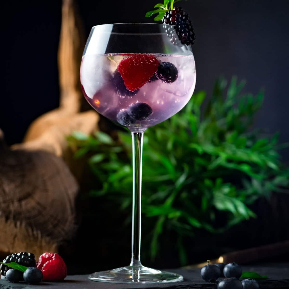 Böser Kater Dragonfruit Blueberry Gin Wildberry Gin Cocktail