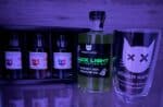 Hochwertiges Geschenkset mit Böser Kater Blacklight Gin, 2 Gläsern & UV-Taschenlampe