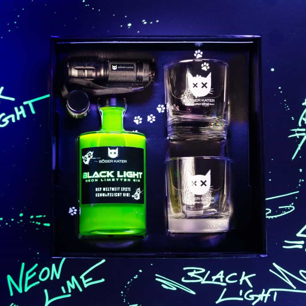 Hochwertiges Geschenkset mit Böser Kater Blacklight Gin, 2 Gläsern & UV-Taschenlampe